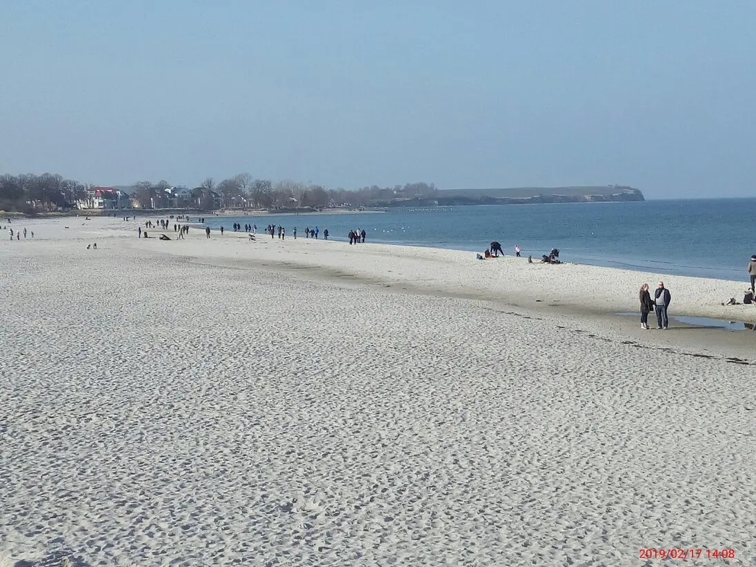 Breiter Sandstrand und Steilküste bei Boltenhagen